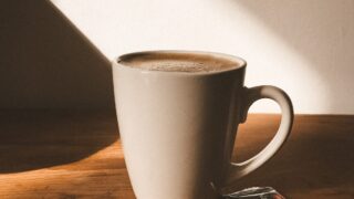 コーヒーカップの形状や厚みの秘密。カップによって味や香りが変化する？！