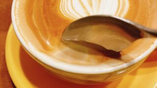 フラットホワイトとは？カフェラテやカプチーノとの違いをバリスタが解説。