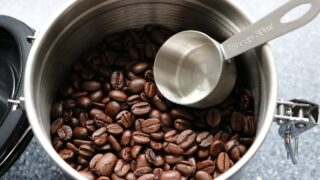 コーヒー豆を計量スプーンで量っている方は要注意！スケールの重要性