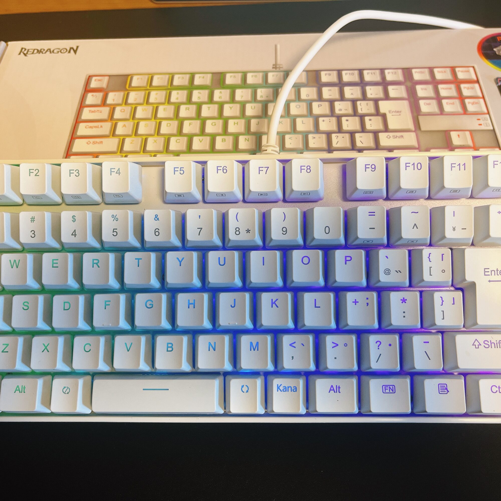 人気のホワイトゲーミングキーボード【Redragon/k552w-rgb-jpti】の