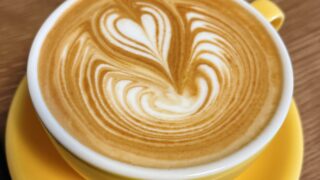 カフェラテやラテアートにおけるミルクの温度の考え方をバリスタが解説