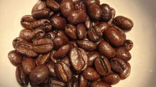 コーヒー豆のテカテカ(艶)の正体とは？バリスタが解説